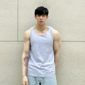 เสื้อกั๊กคอตตอนฤดูร้อนใหม่สำหรับผู้ชาย เสื้อออกกำลังกายแขนกุดหลวมๆ ลำลอง เสื้อยืดคอกลม พิมพ์ลาย เสื้อผ้าทำงาน