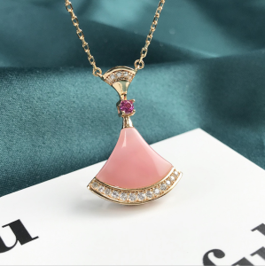 Pink Mini Skirt Necklace Rose Gold Fan Shaped Pendant Trendy Person Jewelry New 2020 Limited Edition Fashionable Titanium Steel Cross Chain Pearl Mother of Pearl Pendant Womens Accessory