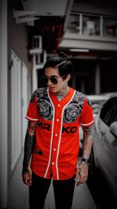 Kaos Baseball MRKO 081 Motif Bunga Mawar Bahan Lotto Warna Merah Keren