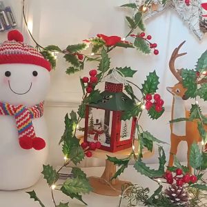 2M Christmas Artificial Holly Leaves Red Berry Vine with Warm String Light DIY Xmas Tree Door Window Table Decors Wreath Red Berry Hanging Vine Simulated Rattan Home Decoration Xmas Party Supplies