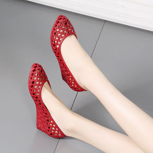 รองเท้าแตะพลาสติกทรงเจาะตาข่ายแบบเจาะรูแบบมีพื้นทรงเอฟันแบบมีก้นแบบเจาะรูทรงคริสตัลสำหรับฤดูร้อนปี 2025 รองเท้าแตะแบบเจาะรูแบบลำลองสำหรับผู้หญิง