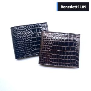Benedetti 189 กระเป๋าหนังแท้ กระเป๋าสตางค์ กระเป๋าเงิน อัดลายจระเข้ เคลือบแก้ว สองพับ แบบมีปีก 2 สี ดํา / น้ําตาลเข้ม ขนาดเมื่อพับ 11 x 9.2 ซม.