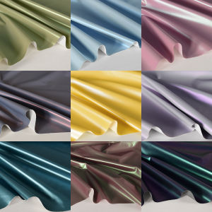 ผ้าขนแกะแบบสะท้อนแสงสีลูกกวาด เรซิ่น พื้นผิวแบบด้าน น้ำหนักเบา น้ำหนักเบา ทนทานต่อการซึมผ่านเส้นใย ผ้าสำหรับทำเสื้อผ้า ผ้าฝ้าย