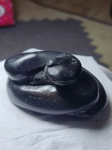 Patung batu ular asli warna hitam legam istimewa