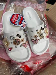 รองเท้าแตะแบบสวม ยี่ห้อAPPLE สีขาว มีอะไหล่เพชรตัวกาตูนติดให้ฟรี