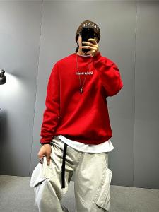 เสื้อสเวตเตอร์คอกลมแขนยาวทรงหลวมสำหรับผู้ชาย สีแดงสด เสื้อเชิ้ตแฟชั่นลำลอง พิมพ์ลายตัวอักษร เสื้อคลุมกันหนาวแบบสวมหัว