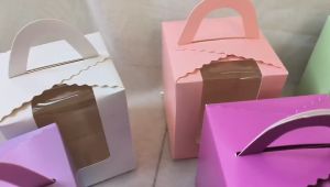 ...NEW.... กล่องคัพเค้กหูหิ้วเจาะหน้าต่างพลาสติกใส พร้อมฐาน 1หลุม สำหรับคัพเค้ก ใส่ของชำร่วย