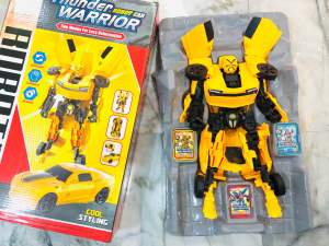 หุ่นยนต์แปลงร่างเป็นรถลายบับเบิ้ลบี สูง 30 เซนติเมตร