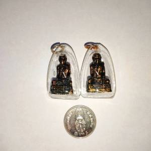 ล๊อกเก็ต หลวงปูมั่น ลอยองค์ เนื้อทองเหลือง  อัดเคลือบพลาสติกอย่างดี