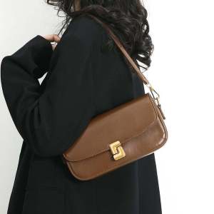 กระเป๋าสะพายข้างทรงสี่เหลี่ยมเล็กหรูหราสำหรับผู้หญิง กระเป๋าสะพายข้างแบบสะพายไหล่เดียวแบบลำลอง พื้นผิวเรียบ หนัง PU กระเป๋าสะพายข้างแบบคล้องไหล่