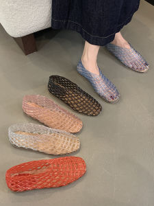 รองเท้าแตะพื้นแบนแบบโปร่งใสสำหรับผู้หญิงในช่วงฤดูร้อนปี 2025 รองเท้าแตะแบบเจาะลึกสไตล์เกาหลีสุดเก๋ไก๋สำหรับใส่ในชีวิตประจำวัน