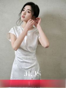 JK&JS | Đầm Qipao Dài Thêu Tơ Tằm Màu Trắng
