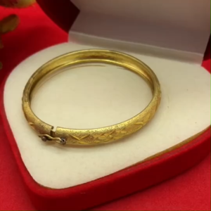 กำไลคลิปล็อคทองเหลืองตัดลาย งานดิบไม่ชุบ เส้นผ่านศูนย์กลาง 5.3 ซม. ใส่ในชีวิตประจำวันได้