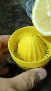 Mini Manual Press Fruit Juicer 125ml Lemon Juicer Simple Fruit Juicer with Graduated Juicing Cup
