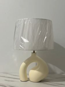 Đèn bàn phong cách Wabi Sabi tối giản với chao vải trắng lý tưởng cho bàn làm việc