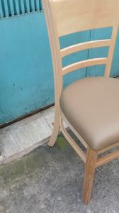 Ghế gỗ cao su cao 83 cm rộng 40cm có nệm ngồi bóng sáng thông dụng cho học sinh và ngồi ăn uống trong gia đình.