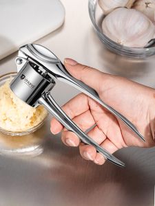 Manual Garlic Press Kitchen Tool for Grinding Garlic Ends Squeezing Garlic Paste Home Use Zinc Alloy Garlic Smasher