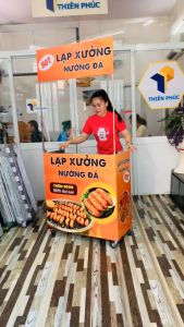 Xe bán lạp xưởng nướng đá gấp gọn kích thước 80cm hình ảnh căng bạt