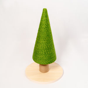 ต้นไม้ปีนแมวขนาดใหญ่จากไม้สนและไม้สักที่ถูกทอด้วยมือพร้อมกับเสาพืชและผงเชอร์รี่สีเขียวในป่า