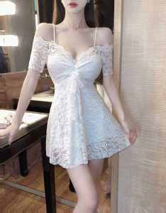 ชุดเดรสคอวีแขนสั้นเอวสูงทรงเอผ้าลูกไม้สีดำเซ็กซี่สำหรับงานวันเกิดในฤดูร้อน ชุดคาราโอเกะสำหรับสาวๆ อายุ 25-29 ปี