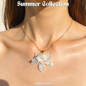 Julie สร้อยโซ่สแตนเลส จี้ดอกกล้วยไม้สีขาวมุก พร้อมส่ง เครื่องประดับแฟชั่นผู้หญิง ทนทาน ไม่ลอกดำ