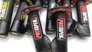 ปลอกมือยาง ปลอกแฮนด์ ปลอกมือ(อย่างดีติดมือไม่ลื่นง่าย)ใส่ได้ทุกรุ่น/1คู่ พิ่มเท่ห์แบบมีสไตล์ สำหรับรถจักรยานยนต์ 22 มม 24 มม