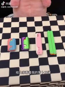 3D Gravity Knives Carrot Joke Trick Toy Retractable Knives Magic Toy Prop Fake Toy Kitchen Utensil Knives Props Disappearing Daggers Fake Bladee Halloween Props Joke Trick Toy for Home and fitting