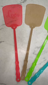 Long Handle Fly Swatter Household Mosquito Bug Killer Wide Head Plastic Pest Control Tool for Everyday Home Use