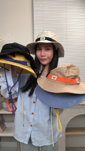 [W0303] หมวกกันแดดปีกกว้าง หมวกบักเก็ตเดินป่า แต่งคาดเย็บป้ายอักษร NGSHE มีสายรัดคาง ใส่สบาย