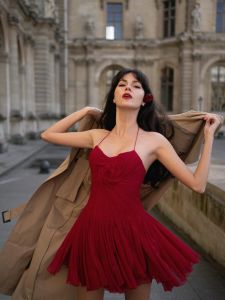 ชุดเดรสสั้นแขนกุดผ้าฝ้ายลายดอกไม้สีแดงสไตล์ฝรั่งเศสย้อนยุค ดีไซน์ไม่สมมาตร ชุดเดรสผู้หญิงทรงเอเอวสูง ฤดูร้อน 2024