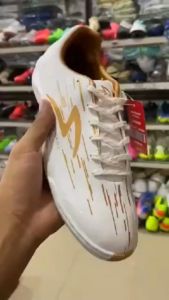 SPECS SEPATU FUTSAL LIGHTSPEED REBORN ACCELERATOR DENGAN WARNA PUTIH EMAS