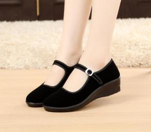 รองเท้าผ้าปักกิ่งเก่าแท้ ผู้หญิง ฤดูร้อน นุ่ม ส้นลาดปากสี่เหลี่ยมด้านล่าง กันลื่น สีดำ รองเท้าผ้าใบแฟชั่นชุดทํางาน