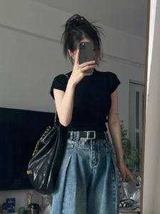 เสื้อยืดแขนสั้นถักสีดำ ทรงเข้ารูปเอวสูง ดีไซน์เก๋ไก๋สำหรับผู้หญิงในช่วงฤดูร้อน เสื้อผ้าทำงานสไตล์เกาหลี ทรงเข้ารูป