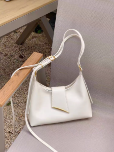 กระเป๋าสะพายข้างสไตล์ฝรั่งเศสขนาดเล็กหรูหราสำหรับผู้หญิง กระเป๋าสะพายไหล่ข้างเดียว กระเป๋าถือแบบหนัง PU ทรงสี่เหลี่ยมแบน