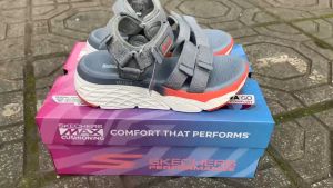 GIÀY SANDAL THỂ THAO SKECHERS UNTRA MAX CUSHIONING SLAY  CHO NỮ MÀU GHI HÀNG DƯ LIỆU CỦA NHÀ MÁY SẢN XUẤT CHÍNH HÃNG