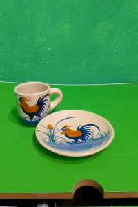 đĩa lót và tách vẽ gà trống