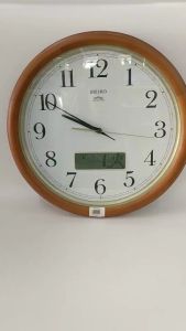 SEIKO KS2278 นาฬิกาแขวนกระเป๋าเงินรับคลู่วิทยุ วงกรอบไม้ หน้าปัดสีขาว บอกวันที่เหมาะสำหรับแต่งบ้าน ห้องทำงาน