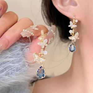 ต่างหูผีเสื้อหยดน้ำสีฟ้าแบบใหม่ 2025 ประดับเพชรแฟชั่นสำหรับผู้หญิง เครื่องประดับหูระยิบระยับ เครื่องประดับแฟชั่นสุดเก๋