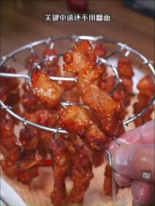 ตะแกรงสแตนเลส ชั้นวางหมอทอด ย่าง BBQ พร้อมตะขอเสียบ แบบวางตั้ง ช่วยให้เนื้ออบได้อย่างทั่วถึง พร้อมส่งในไทย!!!