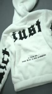 Jaket Hoodie Nyaman & Hangat: Tips Memilih Jaket Bulu Sherpa Trendi