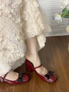 รองเท้าส้นเตี้ย Mary Janes สีแดง ทรงหัวเหลี่ยม ด้านข้างปักลายผีเสื้อ ด้านบนเป็นหนังแท้ ด้านล่างเป็นยาง รองเท้าแฟชั่นสำหรับผู้หญิง