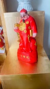 Tượng Ông Quản Gia Quản Tài chất liệu bột đá cao 22cm trang trí bàn thờ Thần Tài/Thổ Địa nhằm mục đích quản lý tiền bạc/tài chính cho gia chủ.