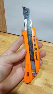 ( Mẫu mới 2023) Dao rọc giấy đa năng 18mm hãng Kapusi dao trổ cố định lưỡi dao siêu sắc khung nhựa siêu bền dao cắt decal dao cắt giấy rọc băng dính dao rọc giấy A100 cắt thùng bìa carton dao rọc giấy to dao đa năng