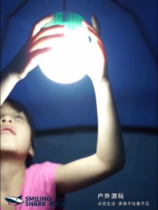 ไฟแผงลอย LED 85W สำหรับแผงลอย ไฮไลท์ของตลาดกลางคืน การชาร์จพลังงานแสงอาทิตย์ พร้อมตะขอ อายุการใช้งานแบตเตอรี่ที่ยาวนาน