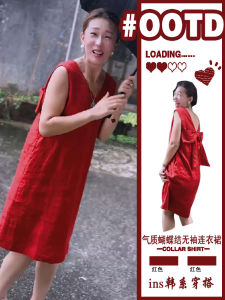 ชุดเดรสยาวผ้าลินินสีแดงสไตล์ย้อนยุค แขนกุด ปี 2025 ใหม่ ผูกโบว์ หลังเปิด กระโปรงทรงตรงหลวมๆ ลำลอง ชุดเดรสแขนกุด