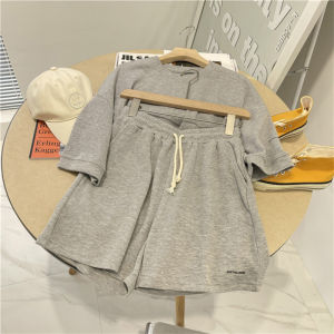 ชุดกีฬาลำลองฤดูร้อนสำหรับผู้หญิง ชุดเสื้อยืดแขนสั้นและกางเกงขาสั้นแบบสองชิ้น ทรงหลวม ทรงฮาราจูกุ สวมใส่สบาย