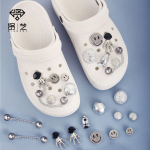 รองเท้าแฟชั่น Crocs Jibbilz 12ชิ้น/เซ็ตรองเท้า DIY อุปกรณ์เสริมติดกระดุมรองเท้าลายดอกไม้โซ่ประดับสำหรับ Crocs