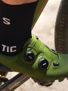 Santic Men Cycling Shoes for MTB Cleats Carbon Fiber Grade 14 Lightweight Lock Mountain Bike Sneakers