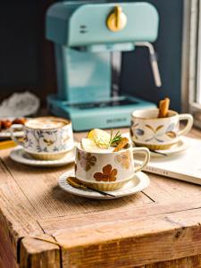 ชุดแก้วกาแฟถ้วยดินเผาสไตล์ย้อนยุค เครื่องประดับตกแต่งบ้านแบบเรียบง่ายและหรูหรา เครื่องดื่มสำหรับทานอาหารกลางวัน