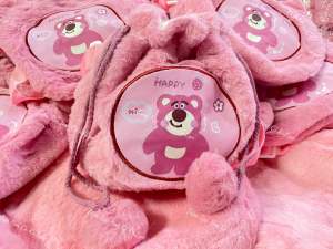 Túi Đeo Chéo Đeo Vai Dây Rút Gấu Dâu Lotso Cho Bé Màu Hồng Lông Mịn Siêu Dễ Thương Siêu Cute